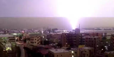 Spektakul&auml;r: Blitz schl&auml;gt in Zug ein