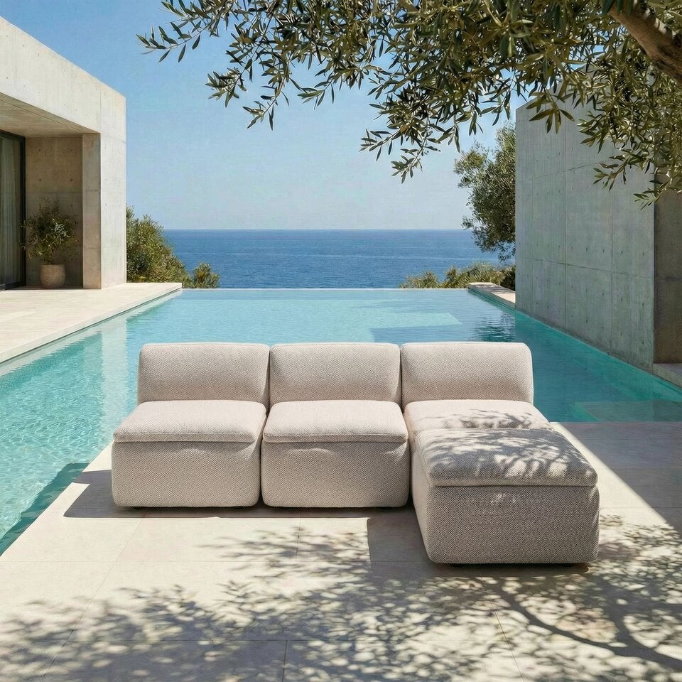 Cloud Dancer: Die Pantone-Farbe 2026 macht sich auch im Außenbereich gut. Sie lässt Terrassen und Lounges luftiger wirken und bildet einen schönen Kontrast zu einer grünen Umgebung. GROVA, die neue Outdoor-Kollektion von Blomus von Kazushige Miyake, basiert auf einer klaren, linearen Geometrie, die sich mühelos in verschiedene Außenbereiche einfügt. Sie besteht aus einem 1-Sitzer-Modul und einem Pouf-Modul, die zu Sitzlandschaften kombiniert werden können. blomus.com