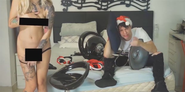 Heißes Model zieht beim FIFA-17-Zocken blank