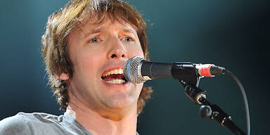 James Blunt spielt Orgel für Will & Kate