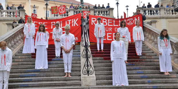 Klima-Rebellen provozieren mit 'Blutbad'