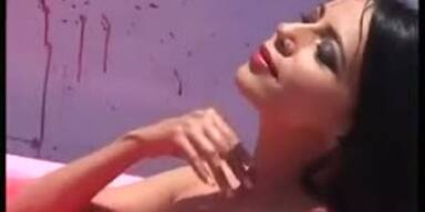 Model nimmt nacktes Blutbad f&uuml;r Peta