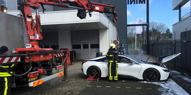 Feuerwehr versenkt teuren BMW-Sportwagen