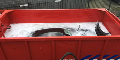 Feuerwehr versenkt teuren BMW-Sportwagen