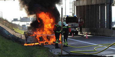BMW fängt auf der A2 Feuer