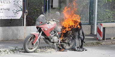 Motorrad geht während Fahrt in Flammen auf 