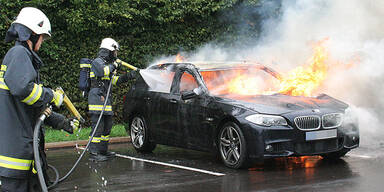 Auto explodiert - Mann schwer verletzt