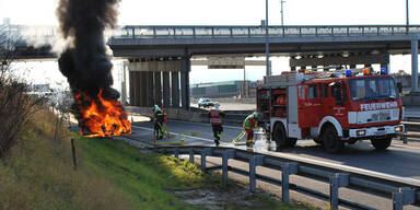BMW fängt auf der A2 Feuer