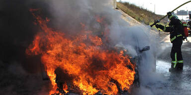 BMW fängt auf der A2 Feuer