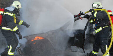 BMW fängt auf der A2 Feuer