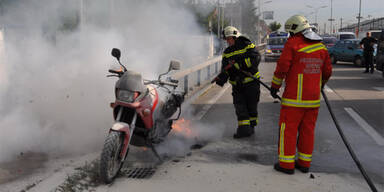Motorrad geht während Fahrt in Flammen auf 