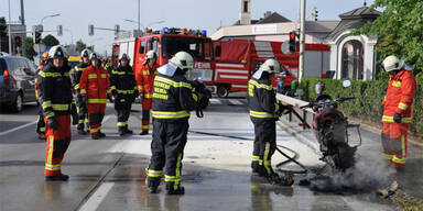 Motorrad geht während Fahrt in Flammen auf 