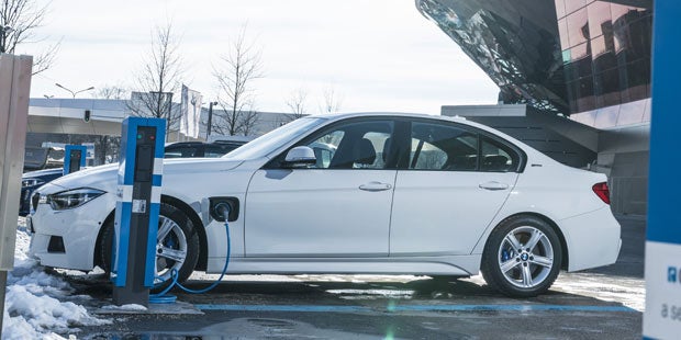 BMW 3er mit Plug-in-Hybrid startet