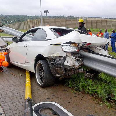 BMW-Cabrio aufgespießt