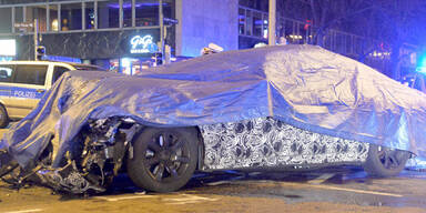 BMW-7-Erlkönig rammt Polizei-Bus