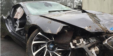 Horror-Crash mit Hybrid-Sportwagen BMW i8