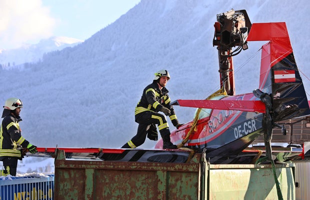 Kleinflugzeug kracht in Wolfgangsee: Video zeigt Absturz