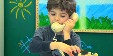 Bub wählt Notruf wegen Mathe-Aufgabe!