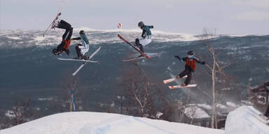 Schifahrer spielen Fußball auf Piste