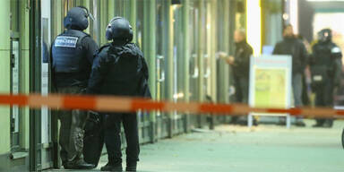 Bankräuber verschanzt sich mit Geisel 