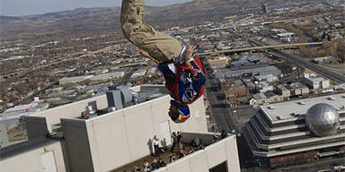 Erster Hochhaus-Basejump mit Ski