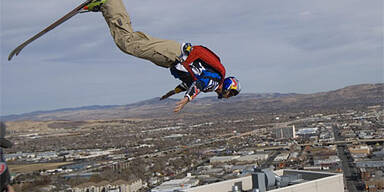 Erster Hochhaus-Basejump mit Ski