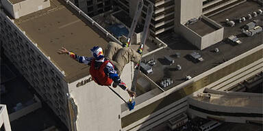 Erster Hochhaus-Basejump mit Ski