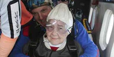 Fallschirmsprung zum 92. Geburtstag