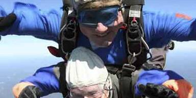 Fallschirmsprung zum 92. Geburtstag