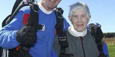 Fallschirmsprung zum 92. Geburtstag
