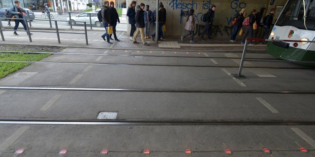 Irre: Bodenampeln für Smartphone-User