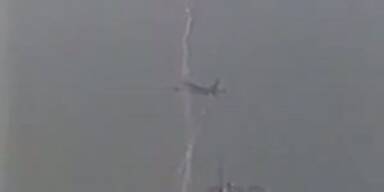 Boeing 757 nach Start vom Blitz getroffen