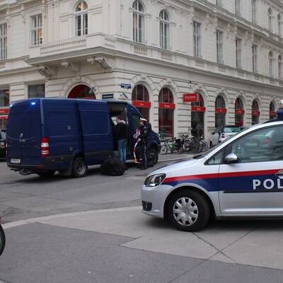 Ein verdächtiges Päckchen lag am Gehsteig. Entminungsdienst rückte an.