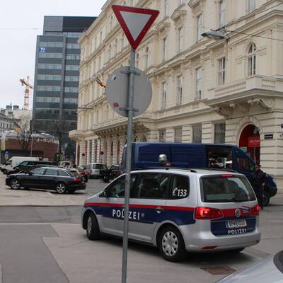 Ein verdächtiges Päckchen lag am Gehsteig. Entminungsdienst rückte an.