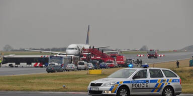 Bombe an Bord? Flug- zeug wird durchsucht