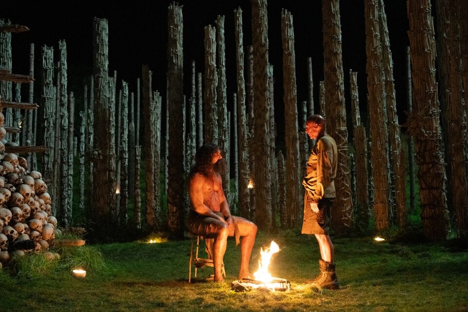 Samson (Chi Lewis-Parry) und Dr. Kelson (Ralph Fiennes) in Sony Pictures' 28 YEARS LATER: THE BONE TEMPLE.