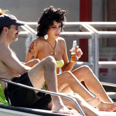 Amy im Urlaub: Oben ohne & ohne Drogen