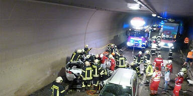 A9: Frau stirbt bei Horror-Crash in Tunnel 