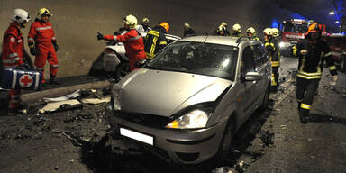 A9: Frau stirbt bei Horror-Crash in Tunnel 