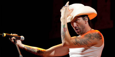 BossHoss-S&auml;nger Alec Voelkel bei Konzert