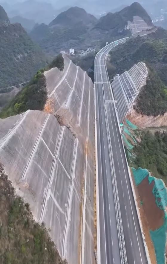So spaltet China Berge für die höchste Brücke der Welt