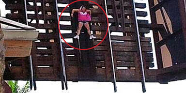 Frau hing an aufklappbarer Br&uuml;cke