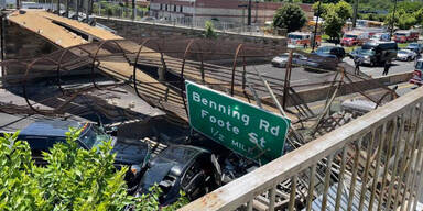USA: Fu&szlig;g&auml;ngerbr&uuml;cke &uuml;ber Autobahn eingest&uuml;rzt