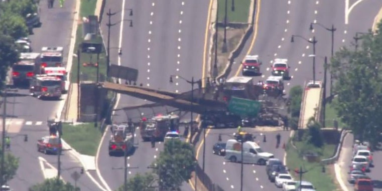 USA: Fußgängerbrücke über Autobahn eingestürzt