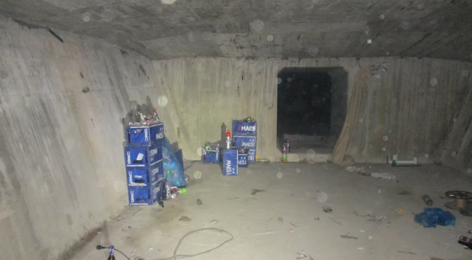 100 Personen feiern Corona-Party IN Brücke