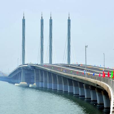Längste Meeresbrücke der Welt eröffnet