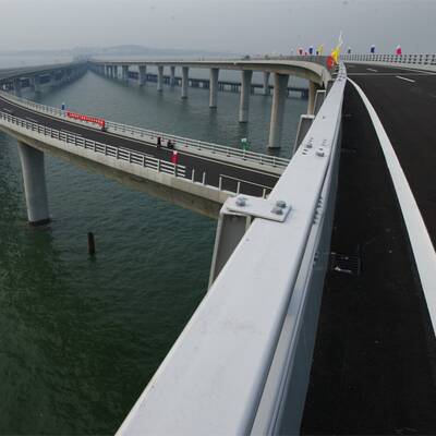 Längste Meeresbrücke der Welt eröffnet