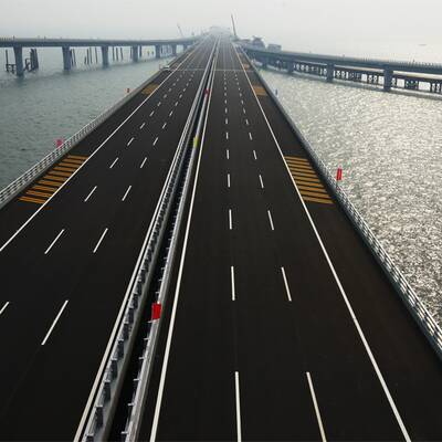 Längste Meeresbrücke der Welt eröffnet