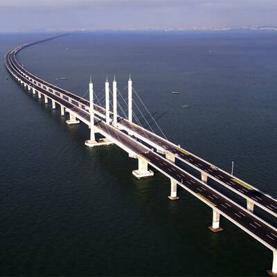 Längste Meeresbrücke der Welt eröffnet