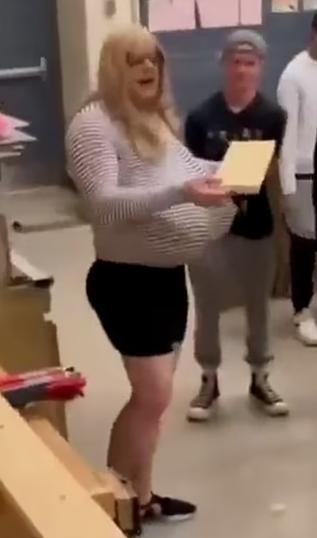 Trans-Lehrerin soll keine XXL-Brüste mehr tragen